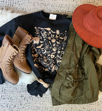 Load image into Gallery viewer, The Glinda - Halloween Vibe Print Crewneck Sweatshirt (2 Colours)